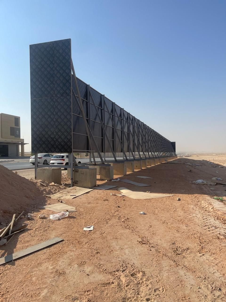 ساتر معدني ممتد بطول موقع مشروع